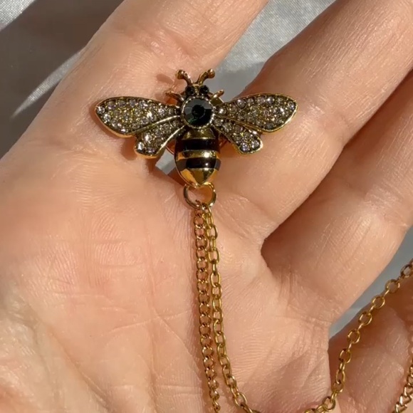 Vintage Bee Crystal Chain Brooch | Green Gem Lapel Pin | Elegant Gold Accessory - Picture 7 of 8